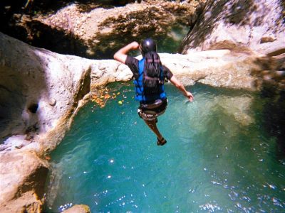 Einer Von Unzähligen Sprünge In Ein Naturbecken Der Wasserfälle Von Damajagua